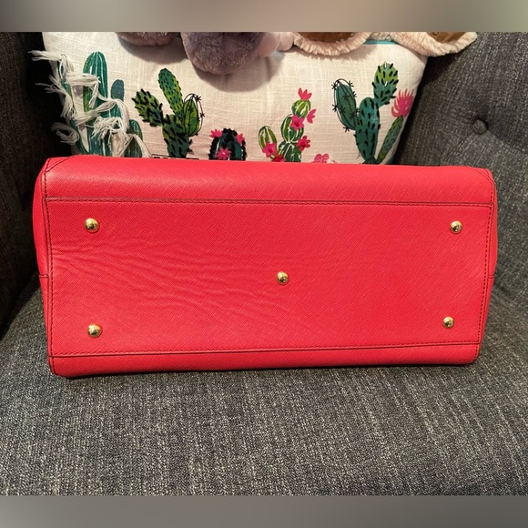 Authentic Large MCM Leather Shoulder/crossbody Bag Red with COA ❤️❤️❤️ - Picture 6 of 14